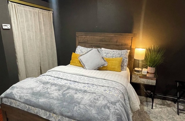 Willow Glen Getaway - Charming cottage with WiFi and Hot-tub