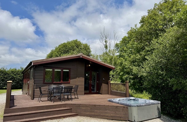 WILLOW LODGE, family friendly, with hot tub in Falmouth