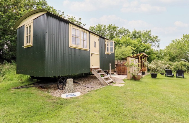 WILLOW, romantic, character holiday cottage in Wadebridge