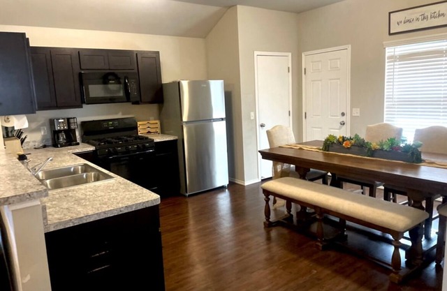 Wilshire Ranch Bliss Bunk- Cozy & Convenient Oklahoma City Bunk house sleeps 11