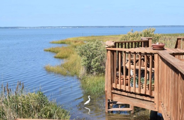 Windrush-Water's Edge, Steps Away from the Bay