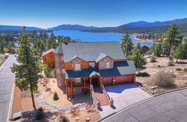 Windsong Retreat by Destination Big Bear : Luxurious! Panoramic Views! Central A/C! Hot Tub! Internet! Master Suite! Game Table! Lake Views!