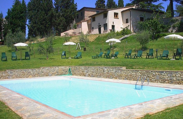 Winer, Flat in Montespertoli with A/C, Wi-Fi, child friendly, swimming pool,sl 4