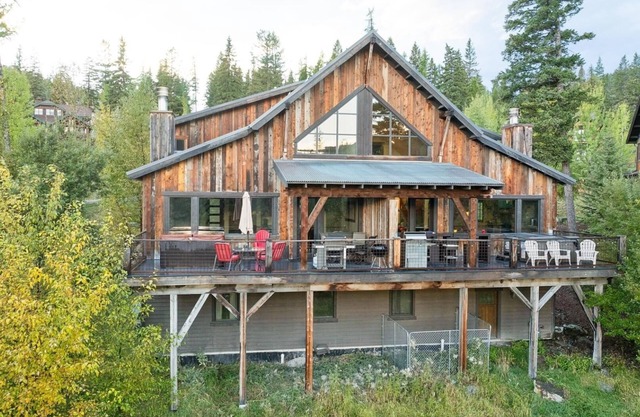 Winter Availability! Big Mountain Ski-in Ski-out Townhome! Private Hot Tub!