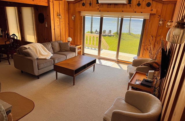 Winter & Fall Getaway - Pvt 120’Shoreline w/direct Lake Access - Snowmobiling
