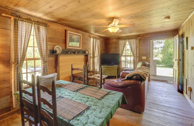 Winter Hiking On-Site! Hot Tub Haven in Marion