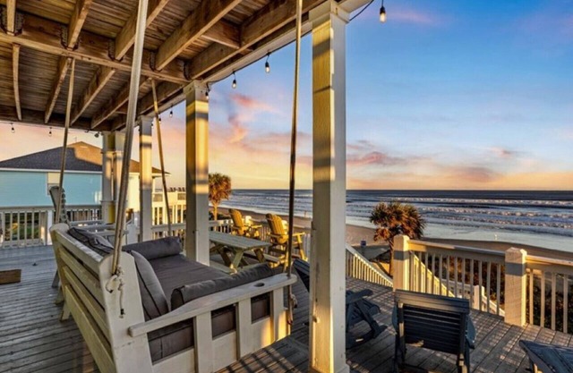 WINTER SALE! Beachfront HotTub, Gameroom, Firepit!