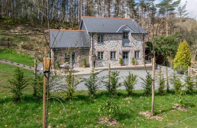 Wisteria Cottage - Bwthyn yr Ardd