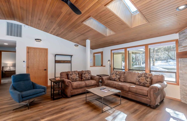 WITC08 - Dog Friendly Home, AC, Gas Fireplace, Bikes, Hot Tub