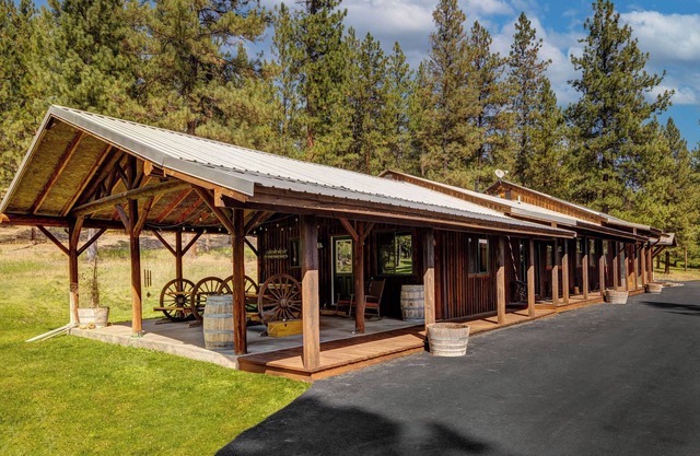 With breathtaking views of Sheep Mountain, the Bunkhouse Cabin is a single-level residence with two bedrooms and two full baths. Sleeps 10 with easy access to the Six8 Saloon and entertainment area with horseshoe and fire pits. Generous outdoor space