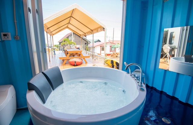 With car! Pet friendly! SUP, snorkeling, bicycles, BBQ, Jacuzzi.! Trailer house!