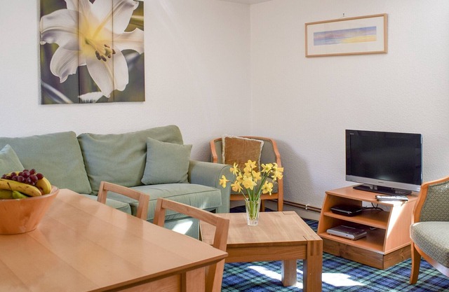 With the famous Loch Earn, Tay and Lomond all within a short drive from the cosy Elm Cottage and som