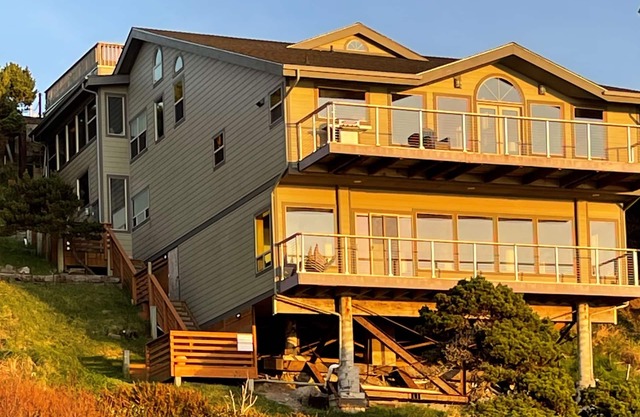 Wizard Hat Beach House: Awesome beach front vacation home with magical views