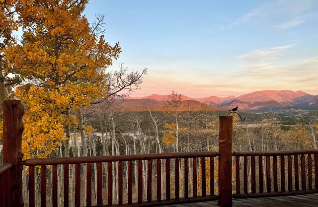 Wolfe Retreat - 4-bdrm house with epic mountain views, gym, sauna & hot tub