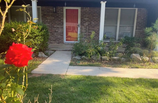 Wonderful 3-bedroom house 2-Full Bath 2-Living Room Game Room & Barn in Fairburn