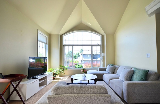 Wonderful 4-bdrm, 2.5 bath home in Renton,15 min to Seattle,2 min to Coulon Park