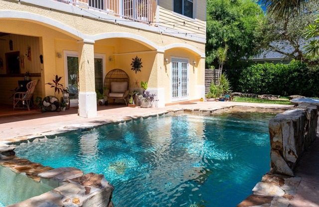 WONDERFUL BONITA SPRINGS VACATION RETREAT-BEAUTIFUL STUDIO W/PRIVATE HEATED POOL