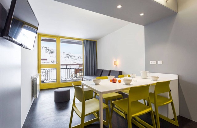 Wonderful Mountain View with Balcony 638