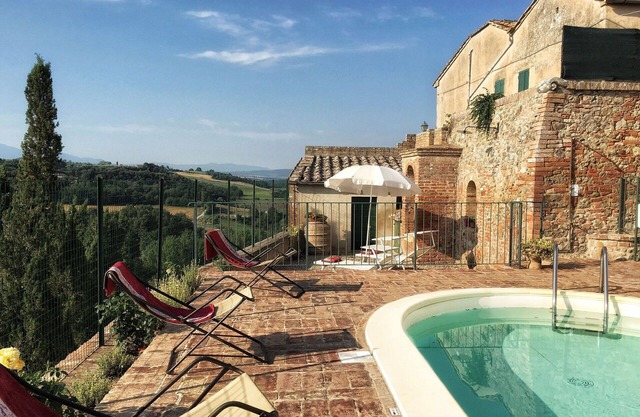 Wonderful private villa with WIFI, private pool, A/C, TV, patio, panoramic view, close to Montalcino
