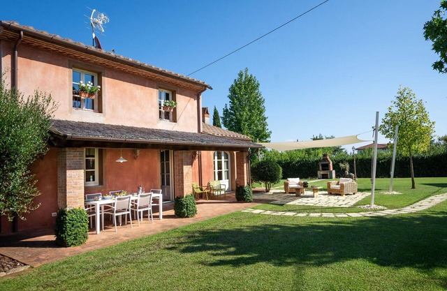 Wonderful private villa for 4 people with WIFI, private pool, A/C, TV and veranda, close to Lucca