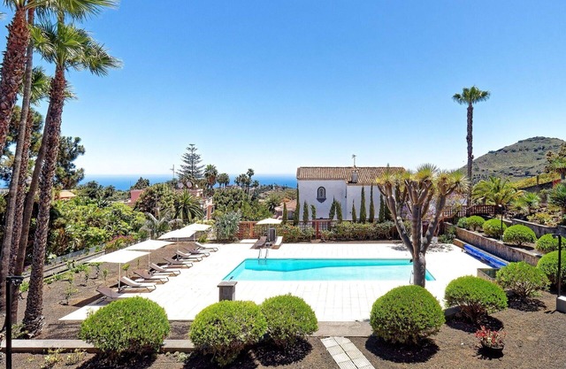 Wonderful private villa for 10 guests with private pool, A/C, WIFI, TV, patio and pets allowed