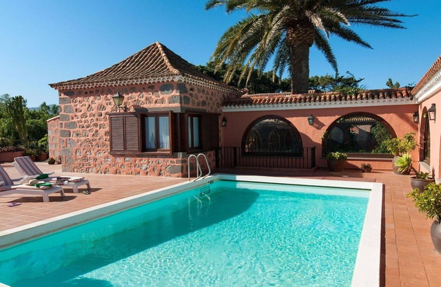 Wonderful private villa for 10 people with private pool and TV