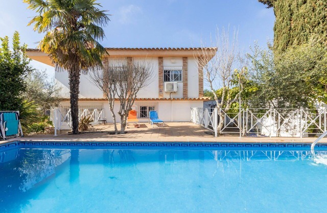 Wonderful private villa for 9 people with private pool, A/C, WIFI, TV, balcony and pets allowed