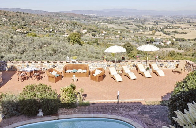 Wonderful private villa for 26 people with WIFI, A/C, hot tub, private pool, TV and terrace