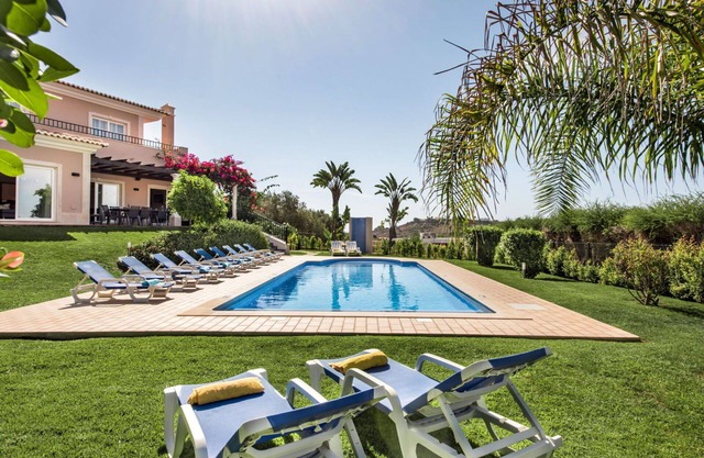 Wonderful private villa for 12 people with WIFI, A/C, private pool, TV and patio