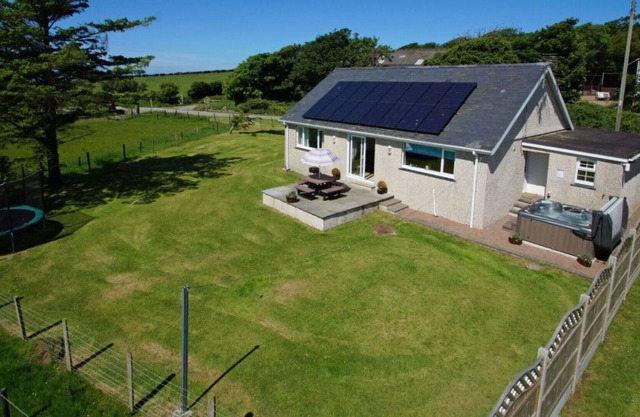 Wonderful private villa for 8 guests with hot tub, WIFI, TV, patio and parking