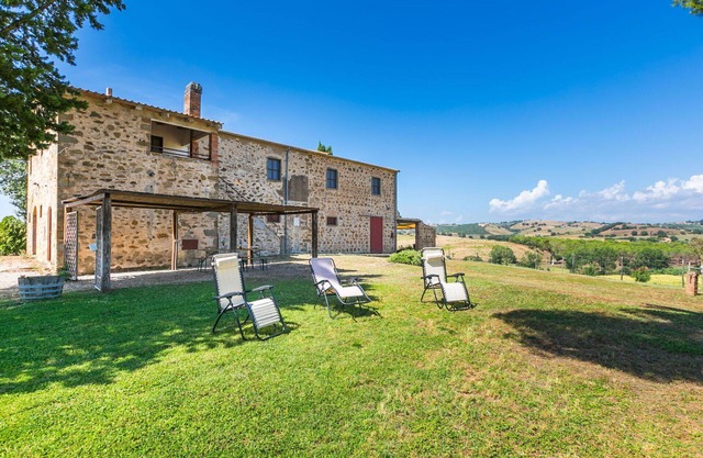 Wonderful private villa for 12 people with TV, patio, pets allowed, panoramic view and parking