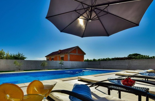 Wonderful private villa for 8 guests with private pool, WIFI, A/C, TV, terrace and parking
