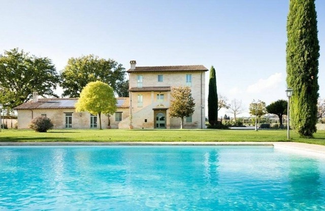Wonderful property consisting of a main villa and 2 dependances with private infinity pool, gard...