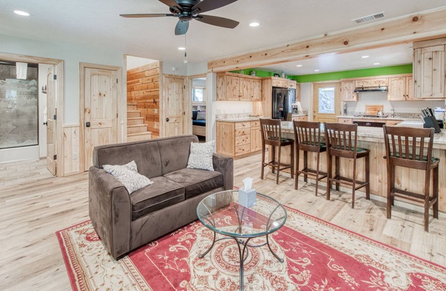 Wonderful Retreat Near the Lake W/ Gourmet Kitchen, Free WIFi & Wraparound Deck!