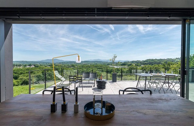 Wonderful Villa, between mountain ocean