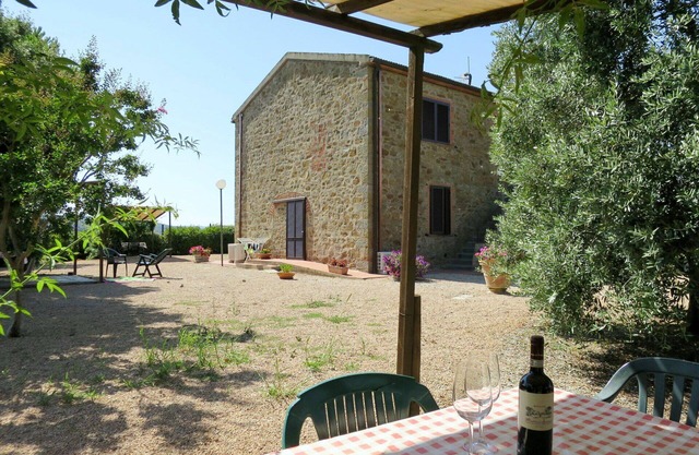 Wonderful villa for 6 guests with A/C, TV, patio, pets allowed and parking