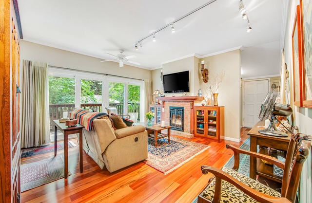 Wooded gem with large deck, fast WiFi, grill & great location - dog-friendly