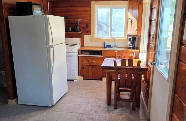 Woodhaven Cottages - Cabin 18 - Lovely Rustic 2-bedroom cabin in Indian River