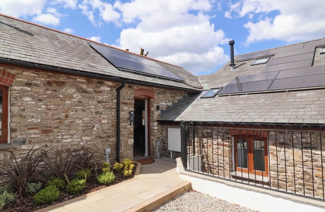 WOODLAND ROOST, pet friendly, with open fire in Bideford