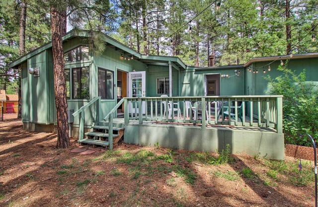 Woodsy Retreat w/Deck - 2 Mi to Rainbow Lake!
