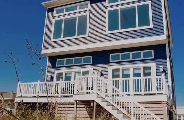 Work & Play at Newly Built Beachfront Home. Beach Views everywhere & Peleton!