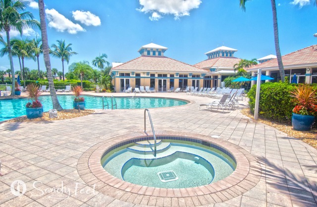 Work & play from Paradise. Clean spacious home in lovely community . 30-day min.