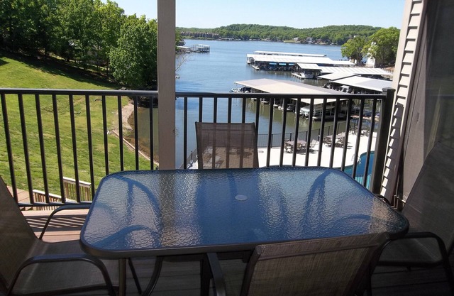 WOW! MUST SEE! Newly Remodeled Condo Overlooking Lake, Pool & Hot Tub!