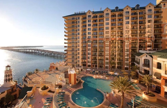 Wyndham Emerald Grande Resort, 3 bedrooms on Destin's white beach. Family Spot!