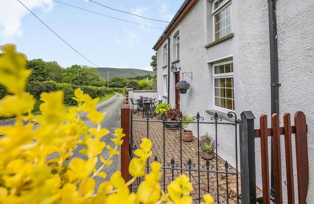 Y BWTHYN, pet friendly, with a garden in Bryncrug