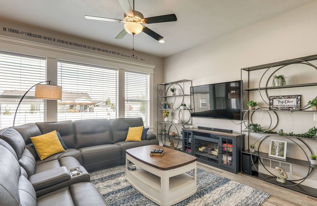 Year-Round Outdoor Fun: Spacious Retreat in Iona