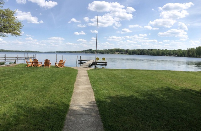 Year-Round Renovated Lakefront Cottage & Pet Friendly!