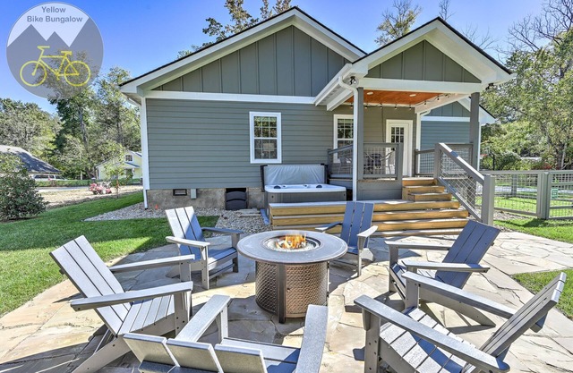 Yellow Bike Bungalow-Block from Bike Trail-Fireplace & Hot Tub - Dog Friendly
