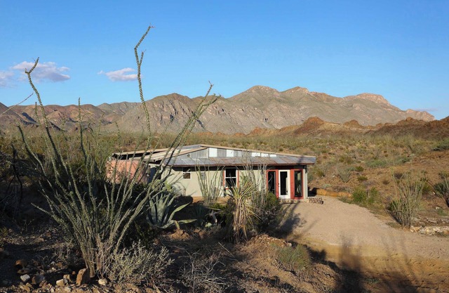 Yellow Mountain House: Colorful 3BR Desert Retreat