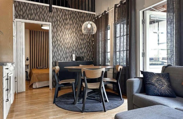 Yläkerran asunto parvekkeella ja saunalla